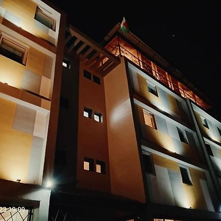 Fly Inn Madagascar: Airport-Adjacent with 24/7 Free Shuttle Ivato  Exterior photo