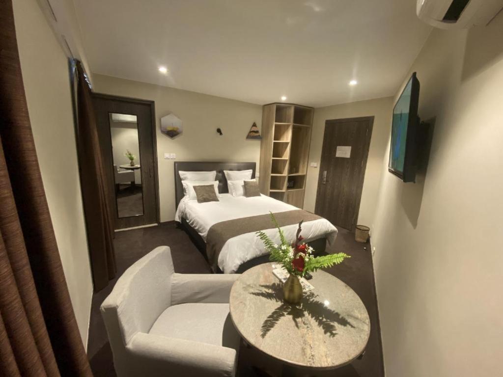 Fly Inn Madagascar: Airport-Adjacent with 24/7 Free Shuttle Ivato  Exterior photo