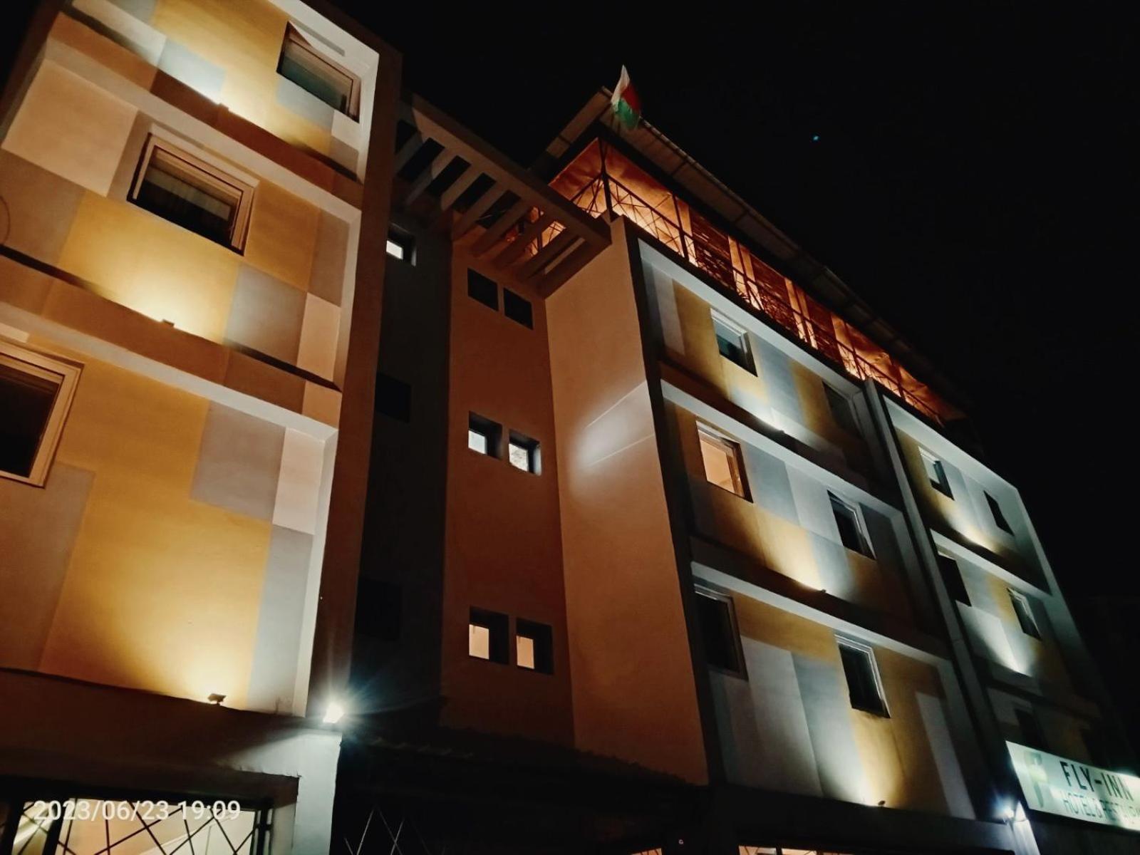 Fly Inn Madagascar: Airport-Adjacent with 24/7 Free Shuttle Ivato  Exterior photo